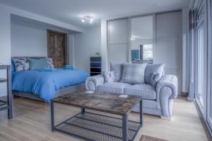 马诺比尔Haylands Hideaway - 1 Bedroom Apartment - Jameston的客厅配有沙发和1张床