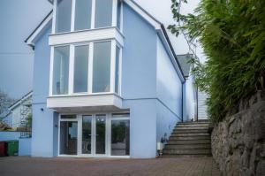 马诺比尔Haylands Hideaway - 1 Bedroom Apartment - Jameston的蓝色的房子,设有玻璃门和楼梯