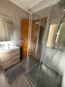 FolgosoA casa Daló的带淋浴和盥洗盆的浴室