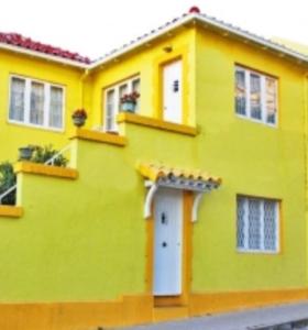 维纳德马CasaAmarilla Viña del Mar的黄色的房子,有白色门