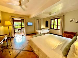 暹粒吴哥棕榈园酒店的酒店客房设有两张床和电视。
