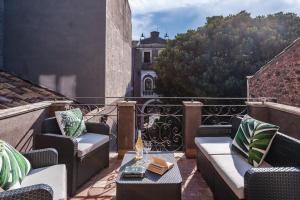 卡塔尼亚费里尼之家 - 维亚蒙特圣阿加塔公寓的阳台配有桌椅。
