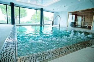 佩德雷尔Syncrosfera Fitness & Health Hotel Boutique的一座房子里的大型游泳池