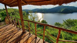 波特尔堡Mwamba Kelele Lodge的从小屋的门廊上欣赏湖景