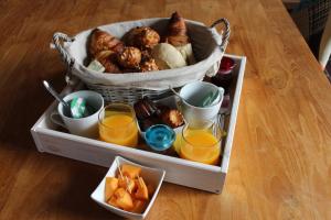 Neuve-ChapelleAux p'tits bonheurs la grange的桌上带食物和饮料的午餐盒