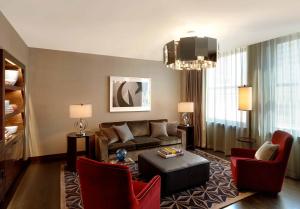 达拉斯焦耳酒店的客厅配有沙发、椅子和吊灯