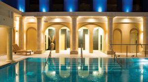 韦斯特波特Knockranny House Hotel & Spa的一座带柱子的大型游泳池和一座建筑