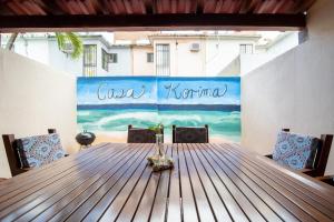 坎昆Casa Korima Cancun - Luxurious - Budget Friendly的餐桌,墙上挂着绘画