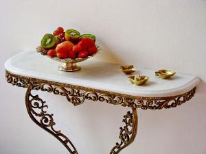 帕拉蒂帕萨达艾尔特乌尔克吉尔酒店的一张桌子上放着一碗水果