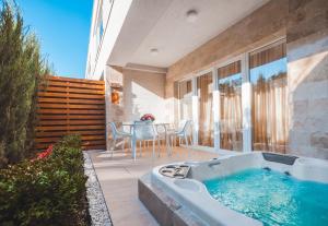 敖德萨太阳城公寓的庭院内带热水浴池的后院
