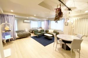 高知RESIDENCE HARIMAYA-Vacation STAY 99863v的一间带桌子的客厅和一间餐厅
