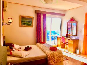 特尔斐delphi aiolos center hotel panoramic view&yoga harmony hotel&rooms的一间有鲜花的床的房间