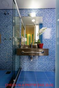 阿雷格里港Motel Porto dos Casais的一间带水槽和镜子的浴室