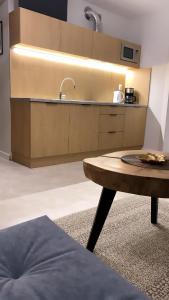 加茨比亚格拉Apartament Lisi Jar的厨房配有水槽和木桌