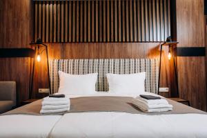 亚列姆切MORVA Premium Spa Resort的一间卧室配有带毛巾的床