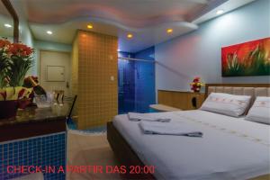 阿雷格里港Motel Porto dos Casais的一间卧室配有一张床,浴室设有淋浴。