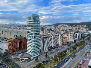 基多NUEVA Suite-Piso 21 Vista La Carolina @ONE Quito的城市空中景观,高楼