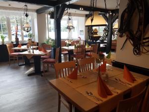 绍普夫海姆Andi´s Steakhüsli & Hotel的餐厅内带桌椅的用餐室