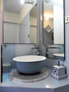 都灵La Mole apartment的一间带大浴缸和镜子的浴室