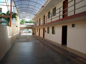 坎佩切Hotel Bugambilia Campeche的学校建筑中一个空的走廊,有玻璃天花板