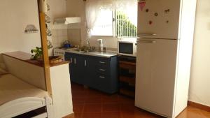 坦迪尔El Jardin de Nora的厨房配有白色冰箱和微波炉