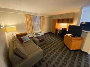 MainStay Suites Middleburg Heights Cleveland Airport的休息区