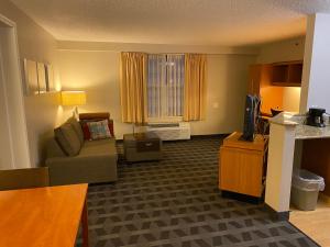 MainStay Suites Middleburg Heights Cleveland Airport的休息区