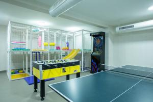 科帕奥尼克Vidik Residence的乒乓球室,配有乒乓球桌