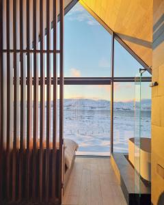 塞尔福斯Iceland Lakeview Retreat的海景卧室