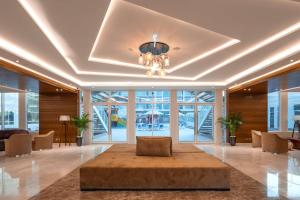 拉斯阿尔卡麦Radisson Resort Ras Al Khaimah Marjan Island的大厅中一个配有沙发的大客厅