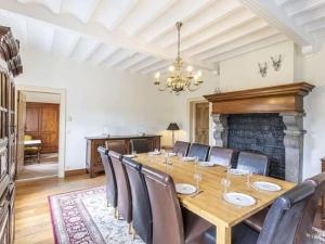埃尔泽Luxury holiday home in Érezée的一间带桌椅和壁炉的用餐室