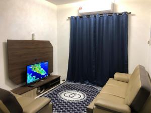 马六甲CASA IDAMAN - Islamic Homez的带沙发和电视的客厅