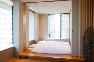 东京东京丸之内雅诗阁服务公寓酒店的窗户客房内的一张床位