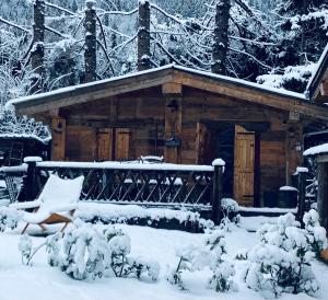 圣热尔韦莱班Charmant Mazot的小木屋,地面上积雪