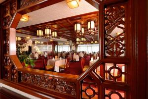 台北台北福華大飯店的享有带桌椅的用餐室的景色