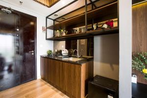 塞尔蓬Futura Studio-Modern Apartment near CBD BSD的厨房配有水槽和台面
