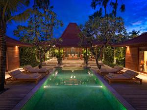 塞米亚克The Legian Seminyak, Bali的别墅后院的游泳池