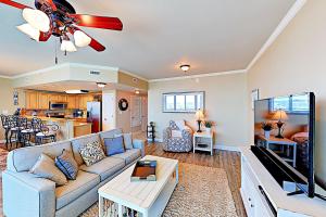 格尔夫海岸Sanibel #403的带沙发和吊扇的客厅