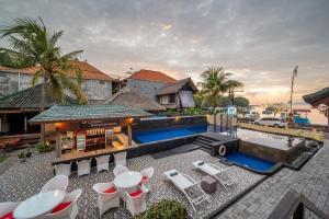 八丹拜完美浮潜巴厘岛潜水度假村的享有带游泳池的房屋的空中景致