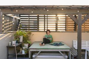 鹿儿岛绿色宾馆 的坐在天井长凳上的女人