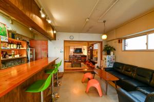 鹿儿岛绿色宾馆 的一间带酒吧和沙发的客厅