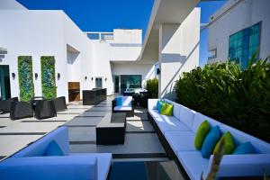 SeefSpringfield Suites的户外庭院拥有蓝色和白色的家具和植物