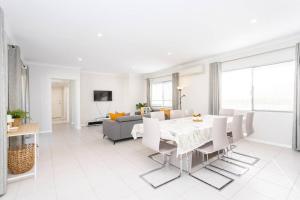 珀斯The Kingsley’s Place - EXECUTIVE ESCAPES的白色的客厅配有桌子和沙发