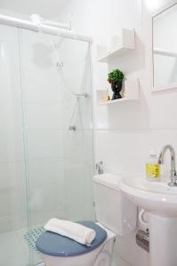 彼得罗波利斯Apartamento aconchegante的带淋浴、卫生间和盥洗盆的浴室