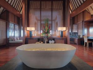 塞米亚克The Legian Seminyak, Bali的一间客房内设有大型白色浴缸的房间