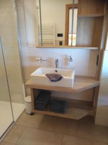 霍赫菲尔岑Ferienwohnung Alpenluft的一间带水槽和镜子的浴室