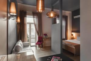 敖德萨优诺设计酒店的客房设有一张床、一张桌子和一把椅子。