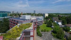 波恩Wissenschaftszentrum Bonn的享有花园建筑的空中景致