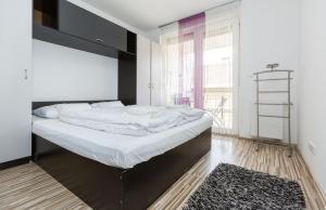 布达佩斯Mentha Apartments Deluxe - MAD的一间卧室配有一张大床和黑色床头板