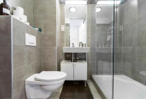 布达佩斯Mentha Apartments Deluxe - MAD的浴室配有卫生间、盥洗盆和淋浴。
